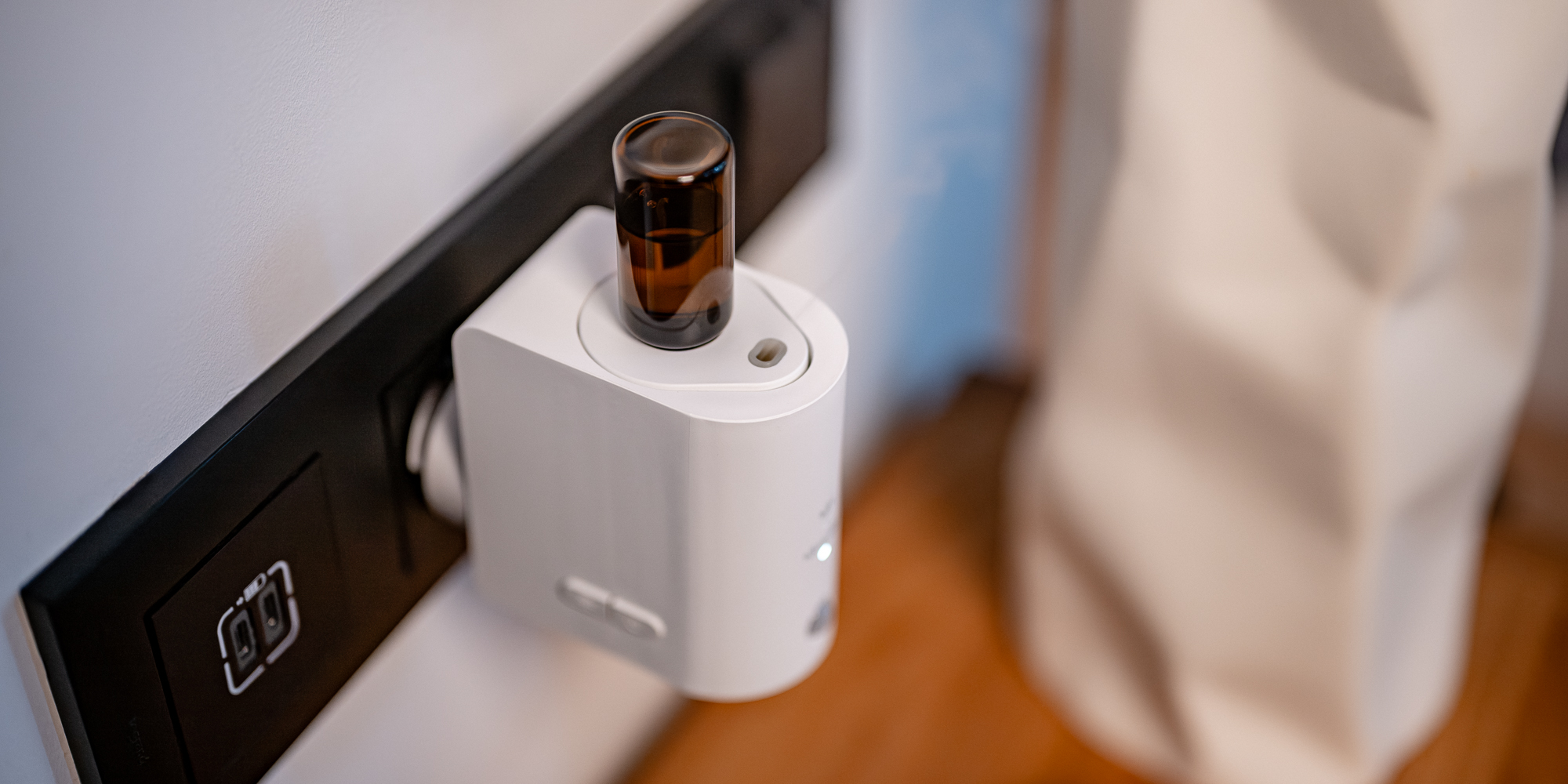 width=100% Dyfuzor olejków, aromatyzer zapachowy z czujnikiem ruchu Humanas Home Spirit - biały